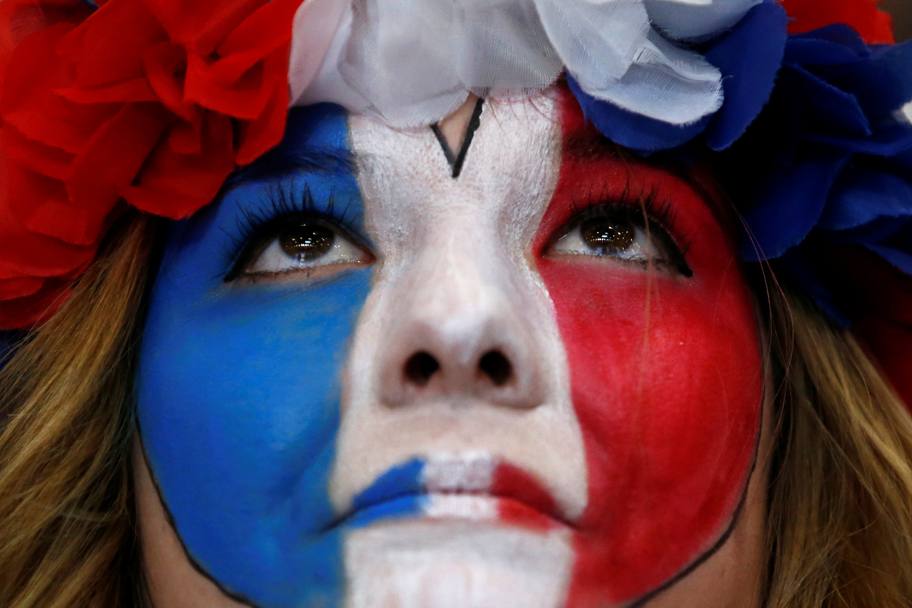 Una tifosa francese sembra invece appellarsi al cielo per la vittoria della propria nazionale (Reuters)
